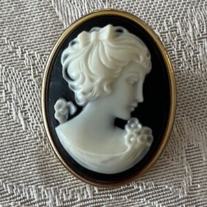 VINTAGE Small Oval Cameo Brooch Pin Gold Tone Border Victorian Classic Timeless